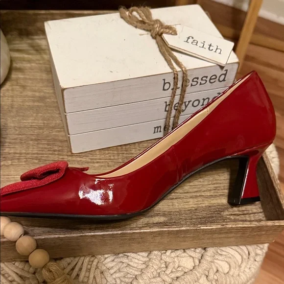 Charles By Charles David Red Patent Pointed Toe Bow Pump - Picture 2 of 3